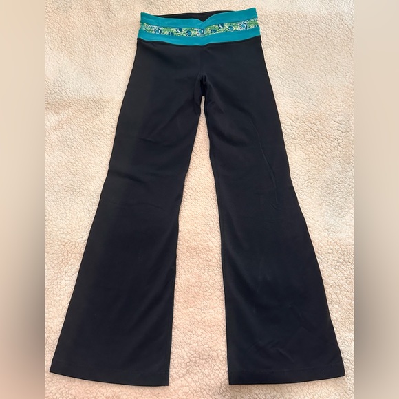 Kirkland Signature reversible yoga flare leg pants small regular - Picture 2 of 8